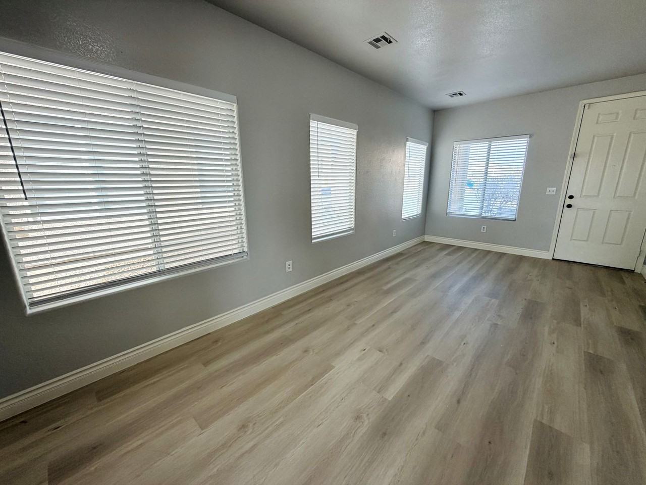 5615 Sun Temple Ave - Photo 4 of 25