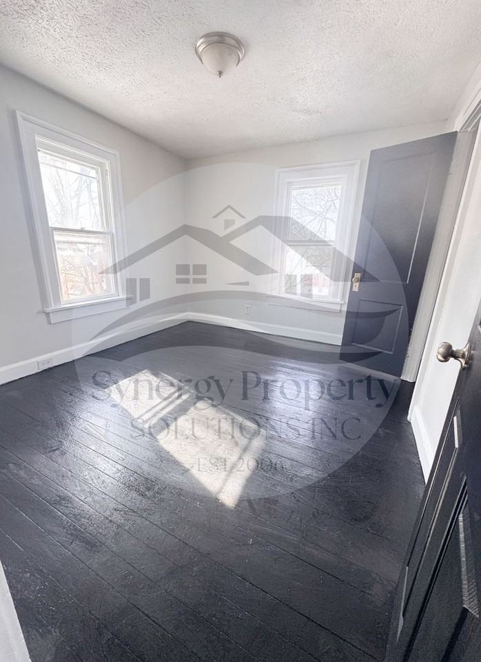 529 Summit St - Photo 4 of 19