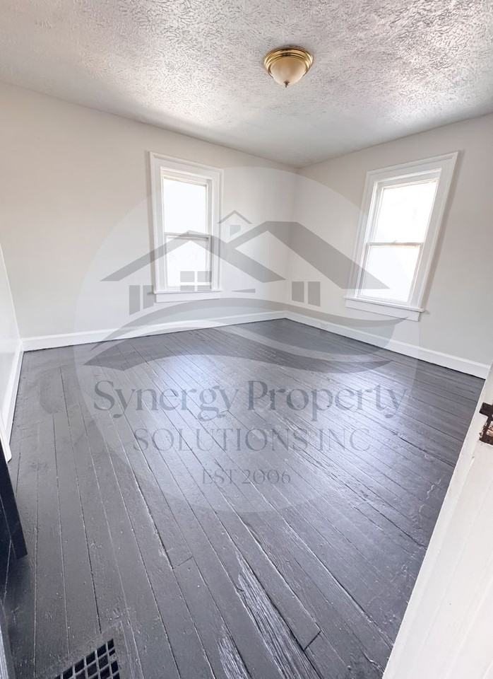 529 Summit St - Photo 6 of 19