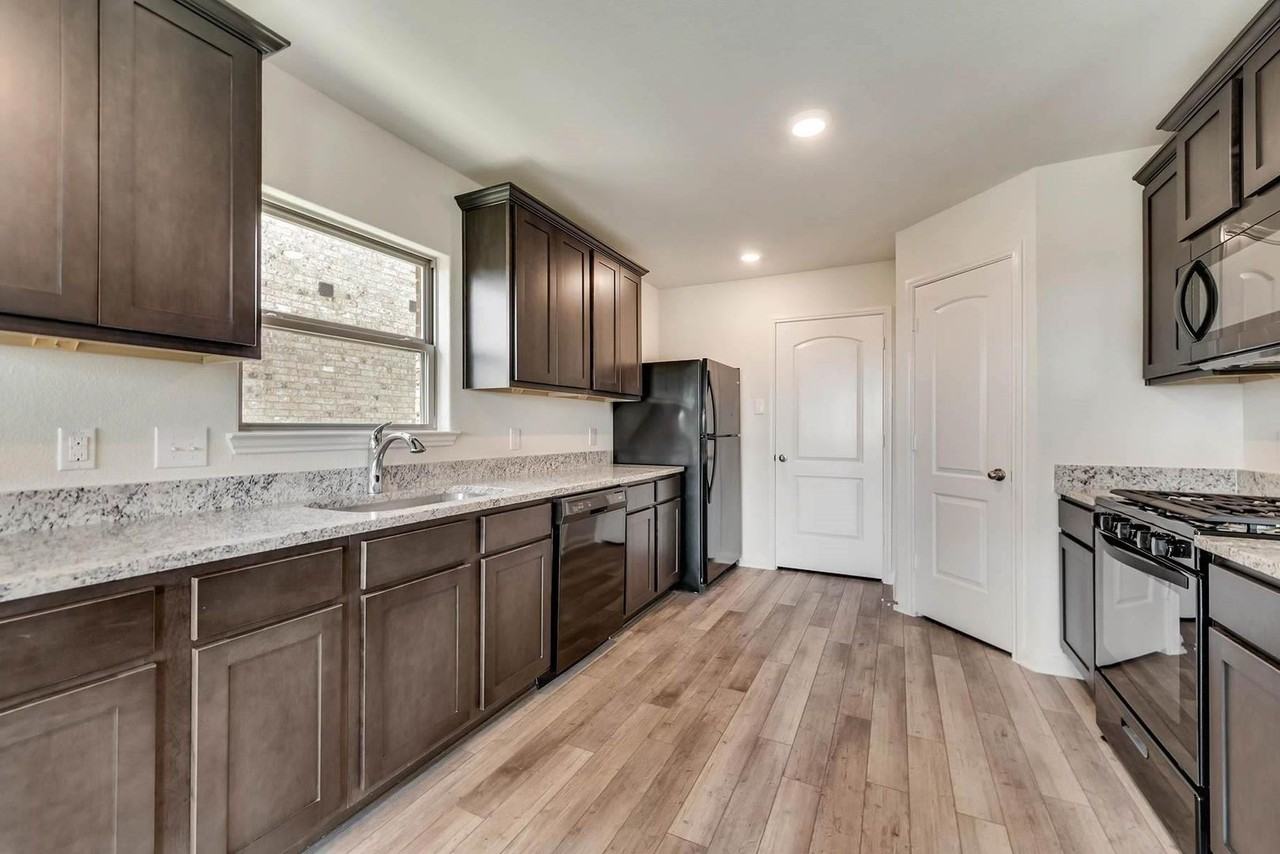 3088 Chillingham Dr - Photo 6 of 14