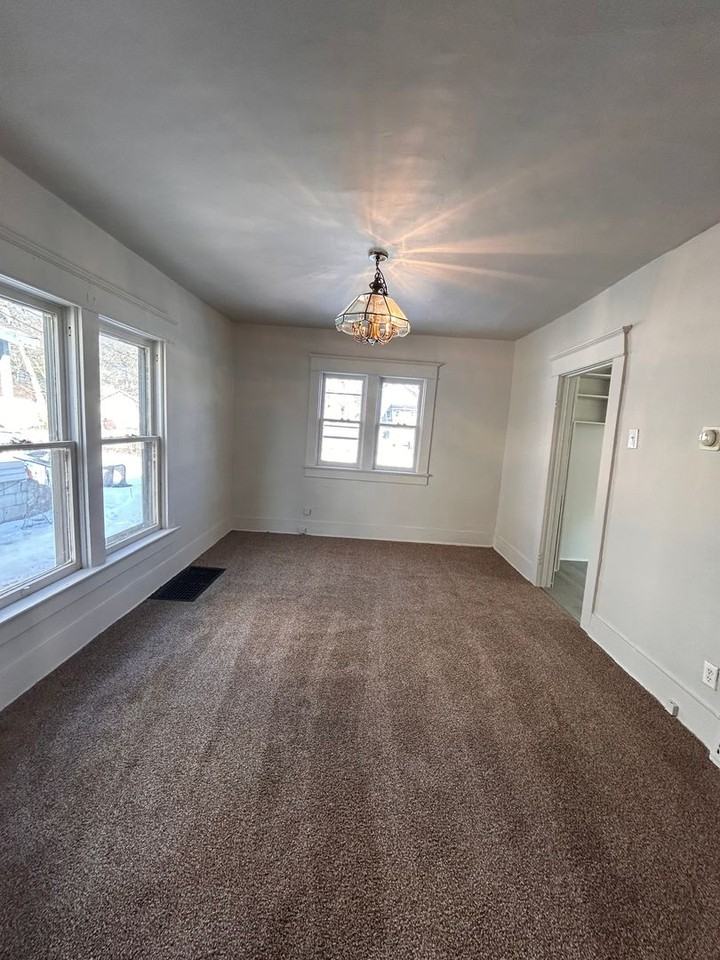 1302 Sinclair St - Photo 3 of 8