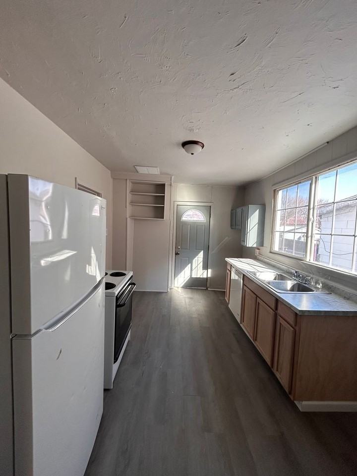 1302 Sinclair St - Photo 4 of 8