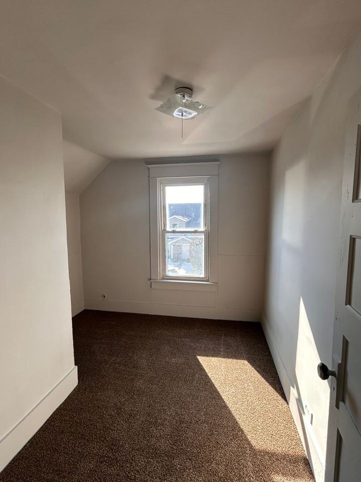 1302 Sinclair St - Photo 5 of 8