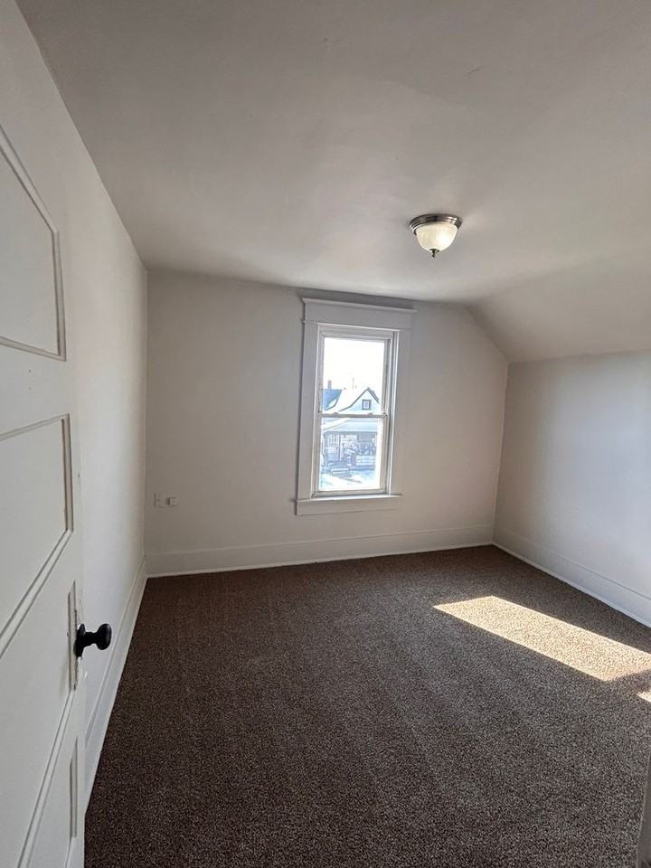 1302 Sinclair St - Photo 6 of 8