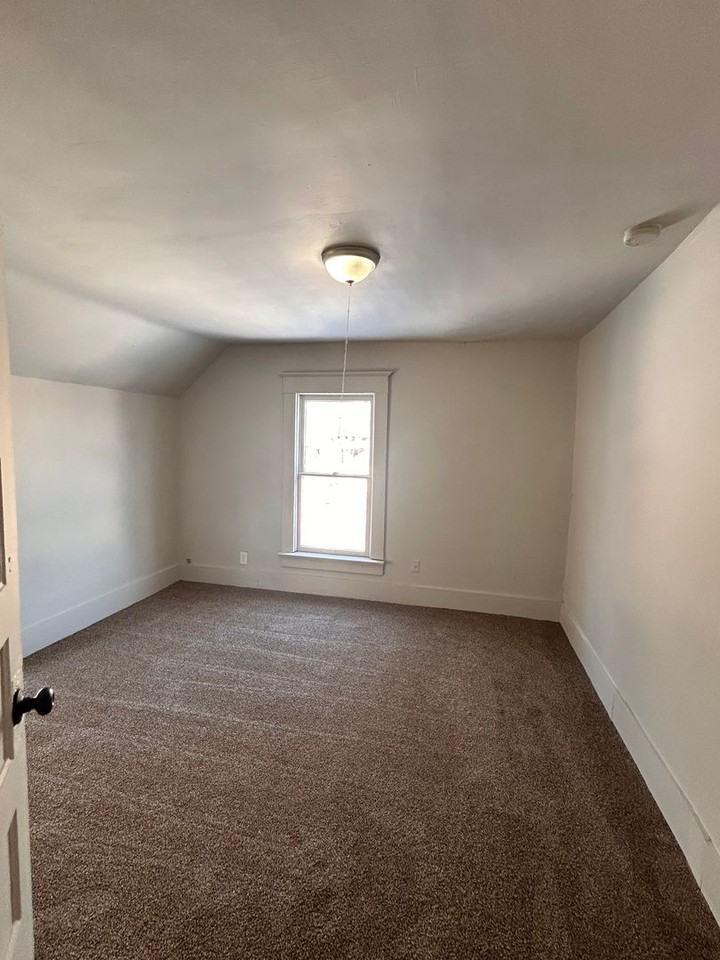 1302 Sinclair St - Photo 7 of 8