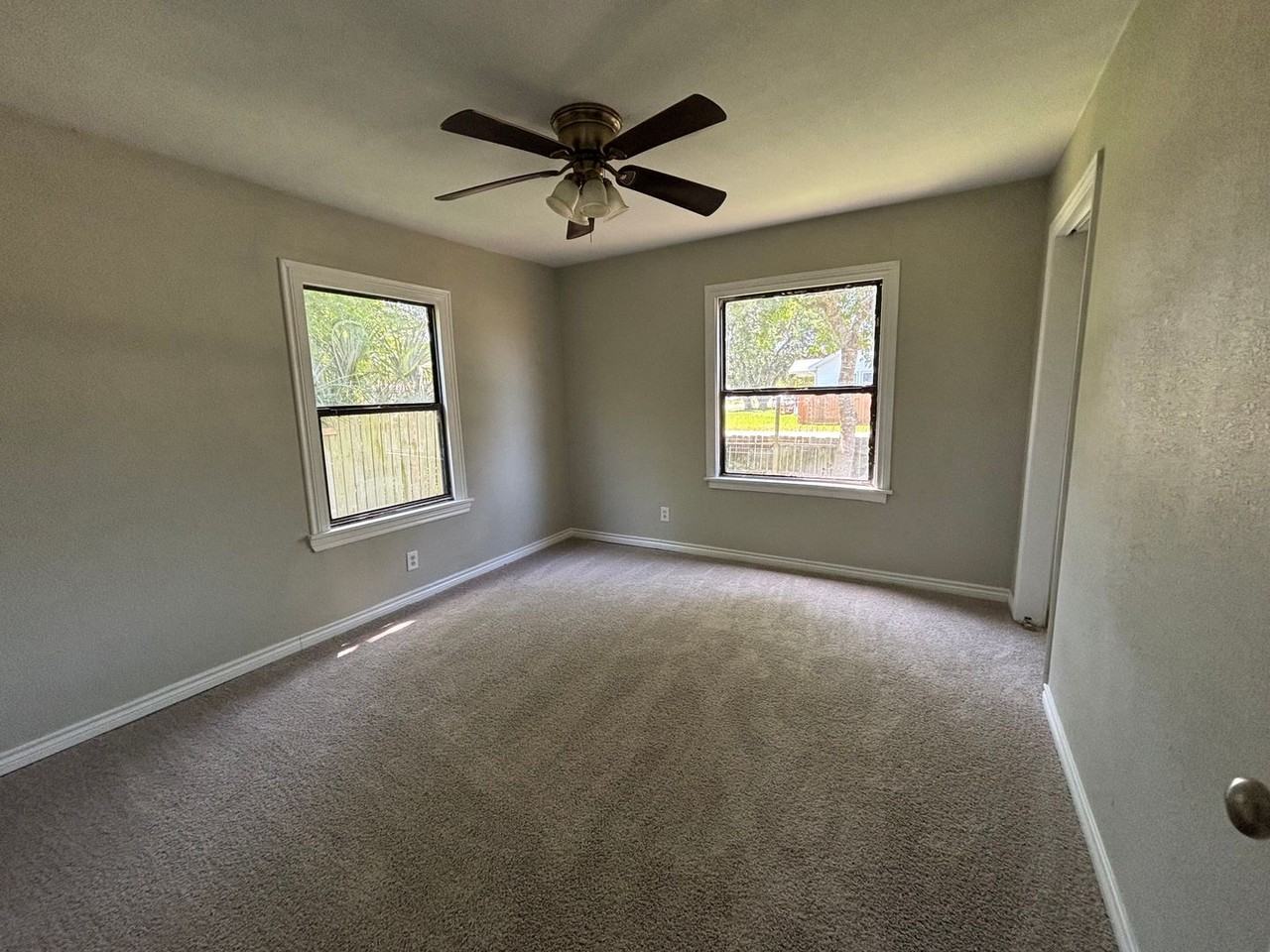 810 23rd St N - Photo 4 of 12