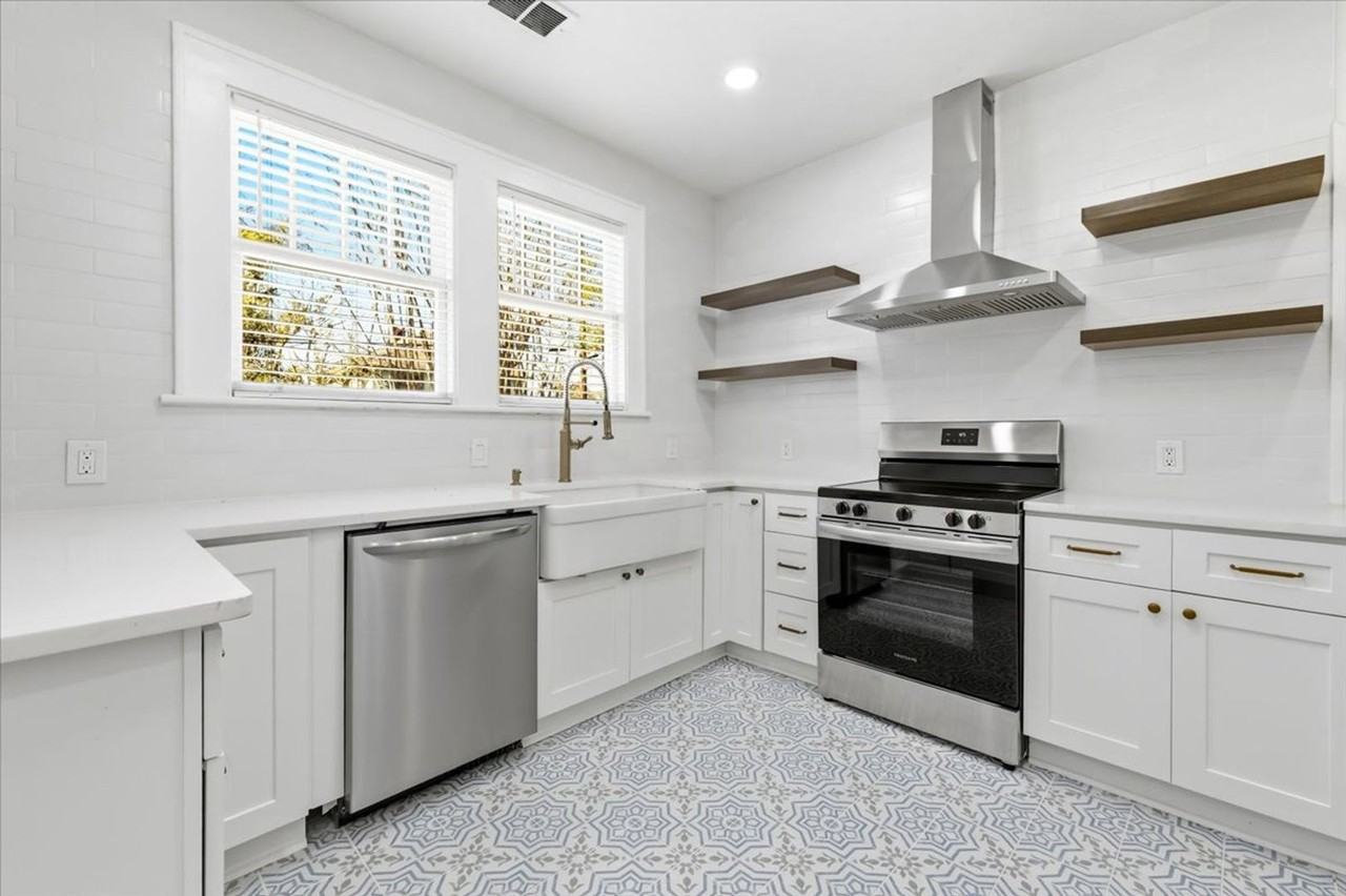 830 W 45th St - Photo 3 of 37