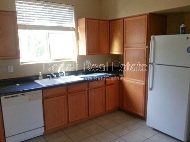 1939 E Emily Ln - Photo 4 of 9