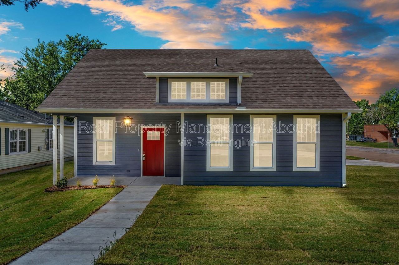 101 E 11th St S - Photo 2 of 33