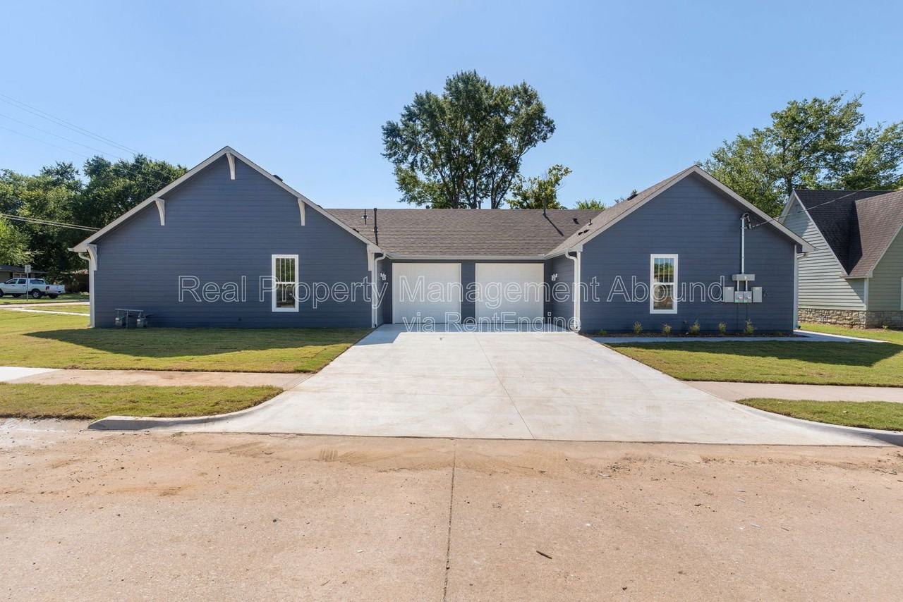 101 E 11th St S - Photo 3 of 33