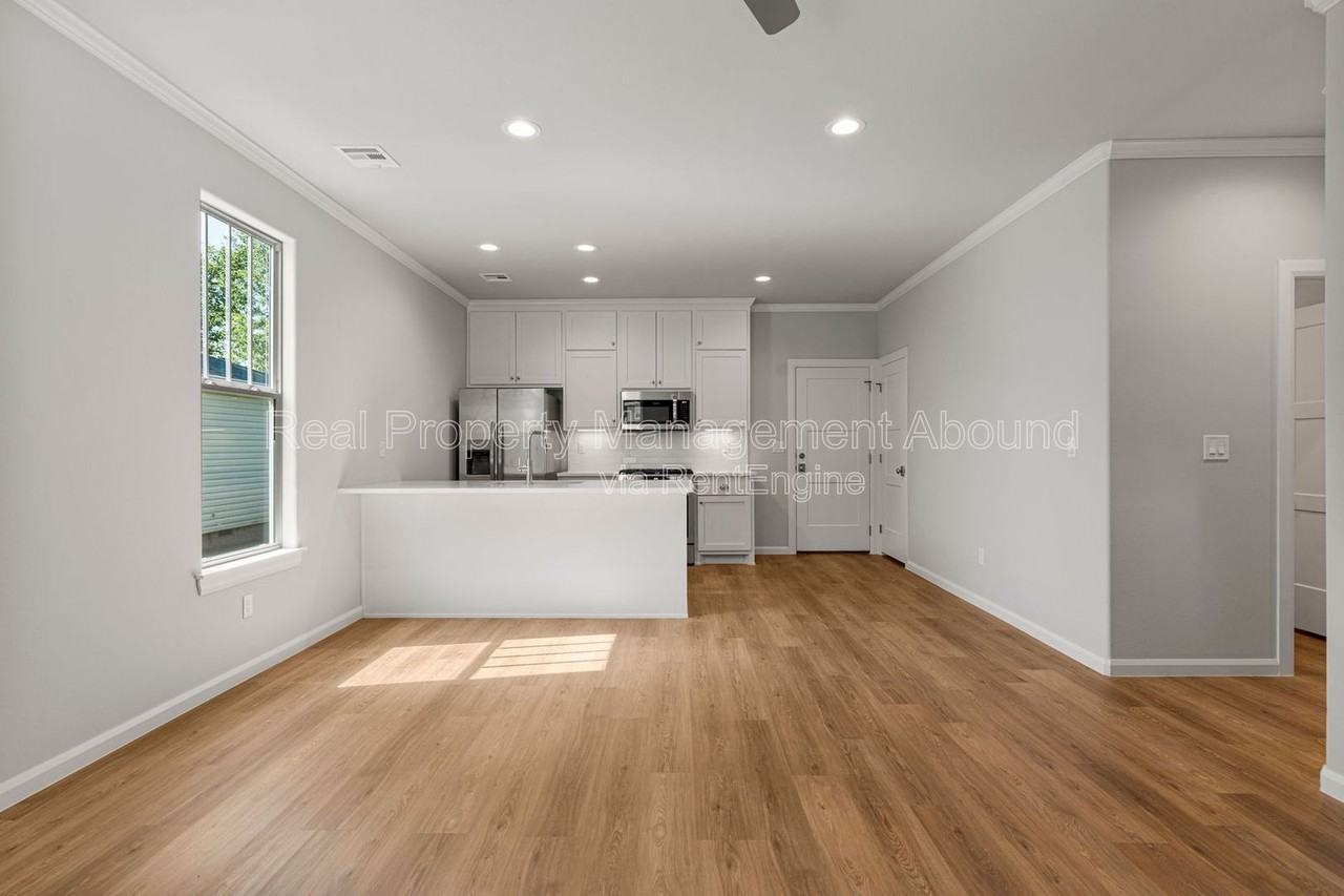 101 E 11th St - Photo 7 of 32