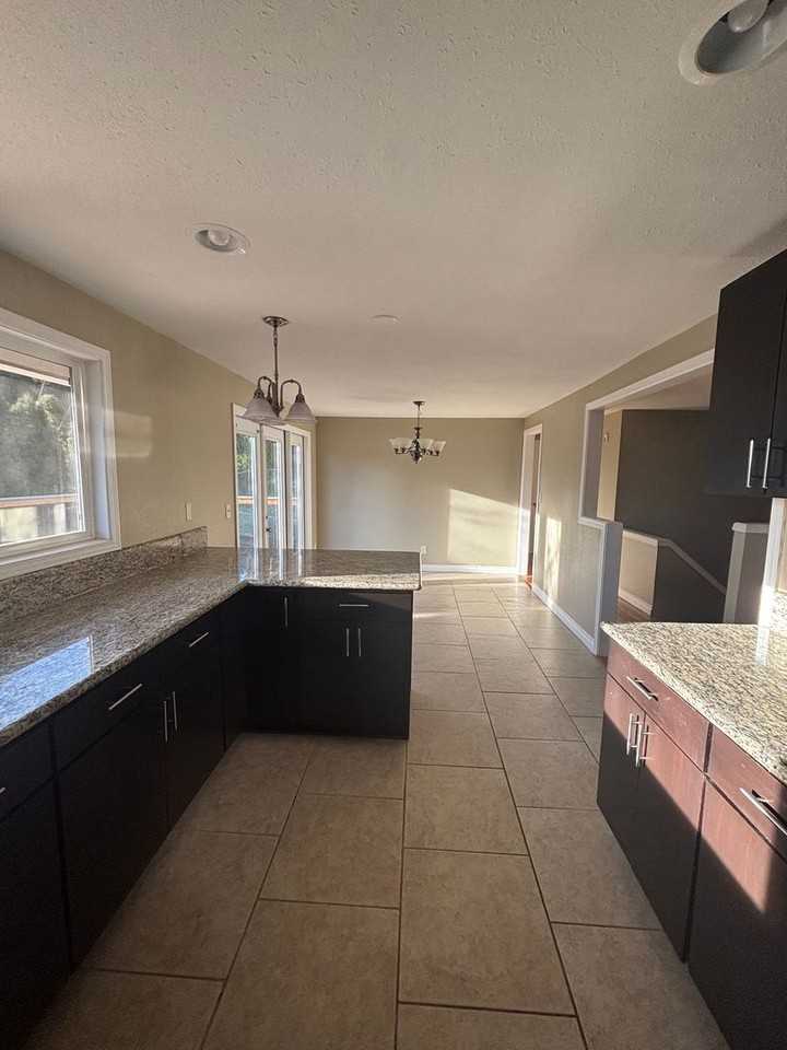 1204 Sandy Ln - Photo 5 of 41