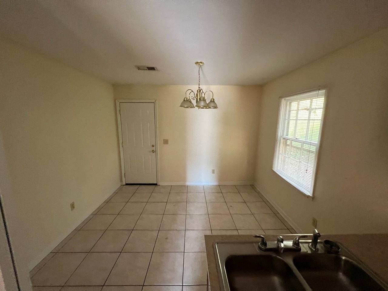 120 Mitchell Cir - Photo 3 of 7