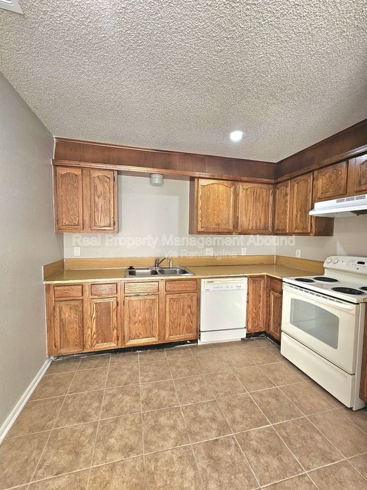 101 E Broadway St #6 - Photo 2 of 13