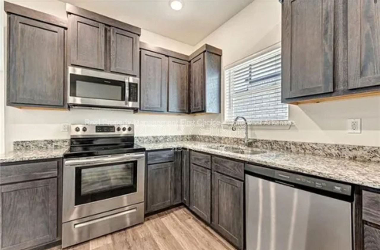 733 S Benchmark Ln #2 - Photo 4 of 26