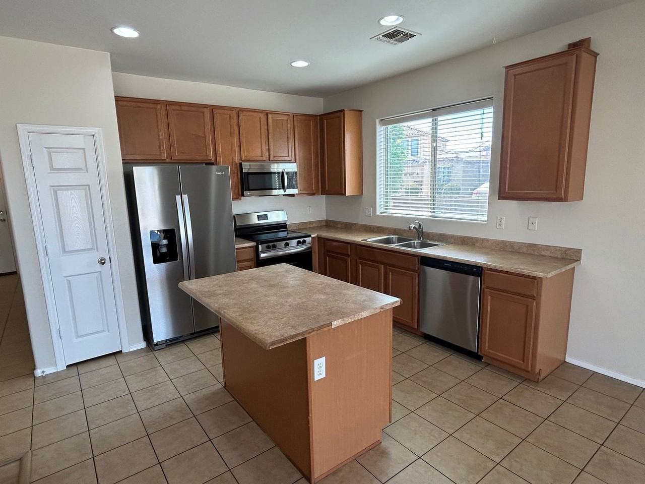 10042 W Illini St - Photo 3 of 17