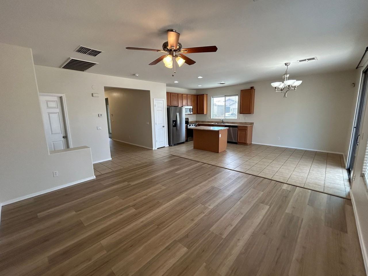 10042 W Illini St - Photo 5 of 17