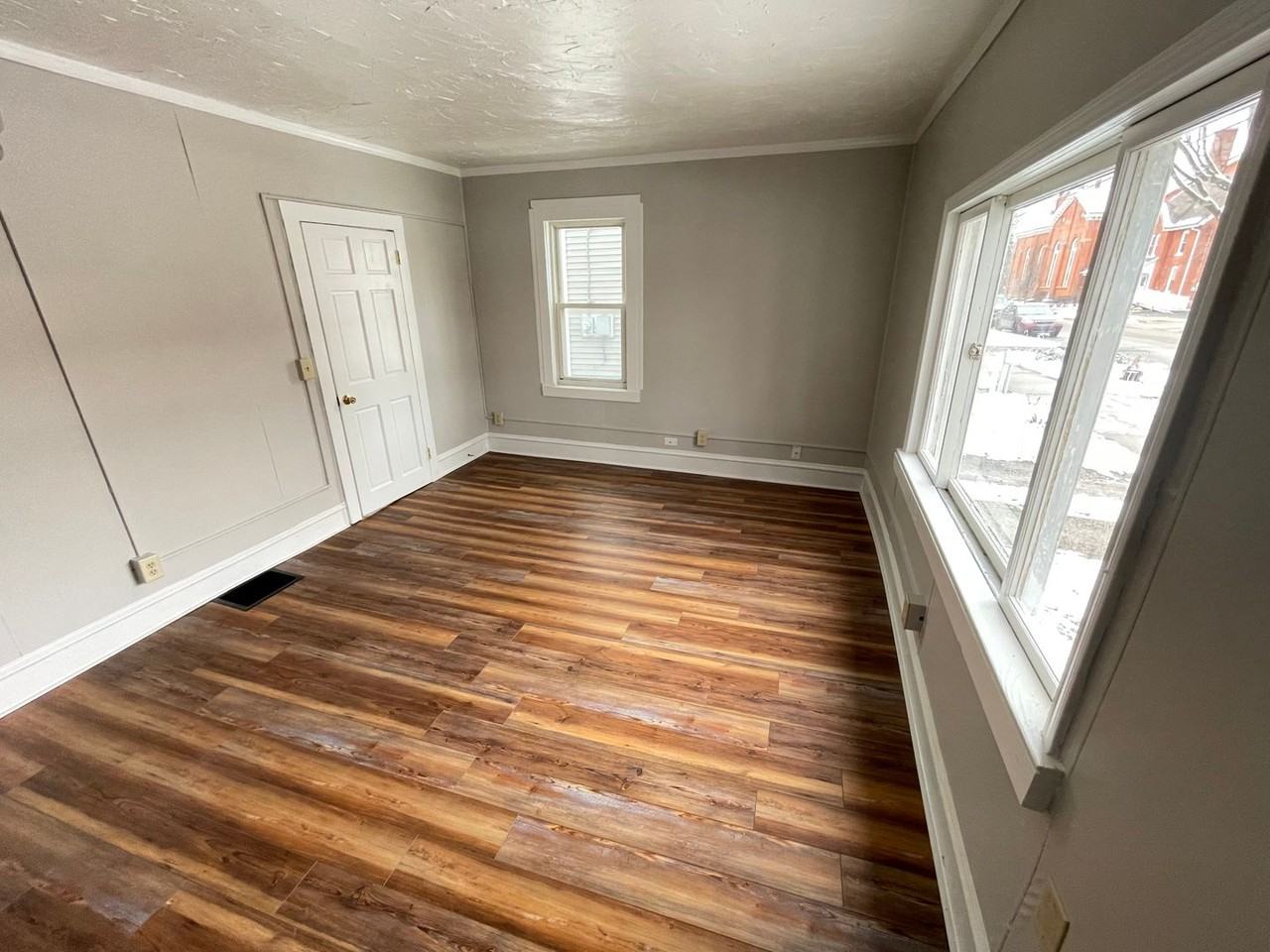 338 Erie St - Photo 7 of 10