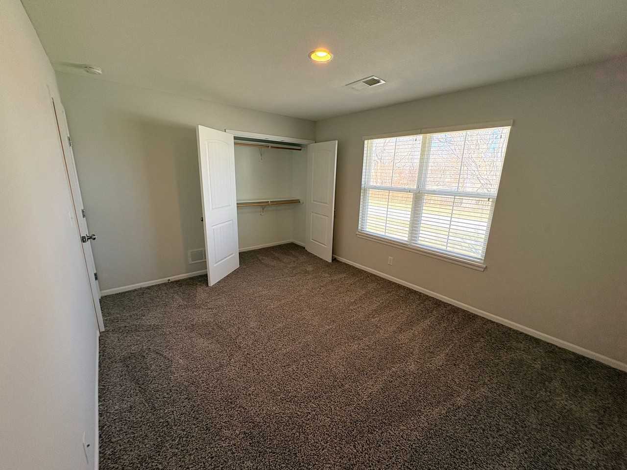 209 E Plum St - Photo 7 of 12