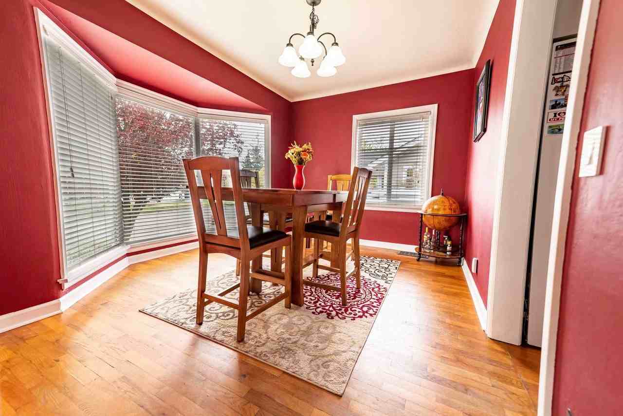 1138 Rainier Ave - Photo 4 of 16