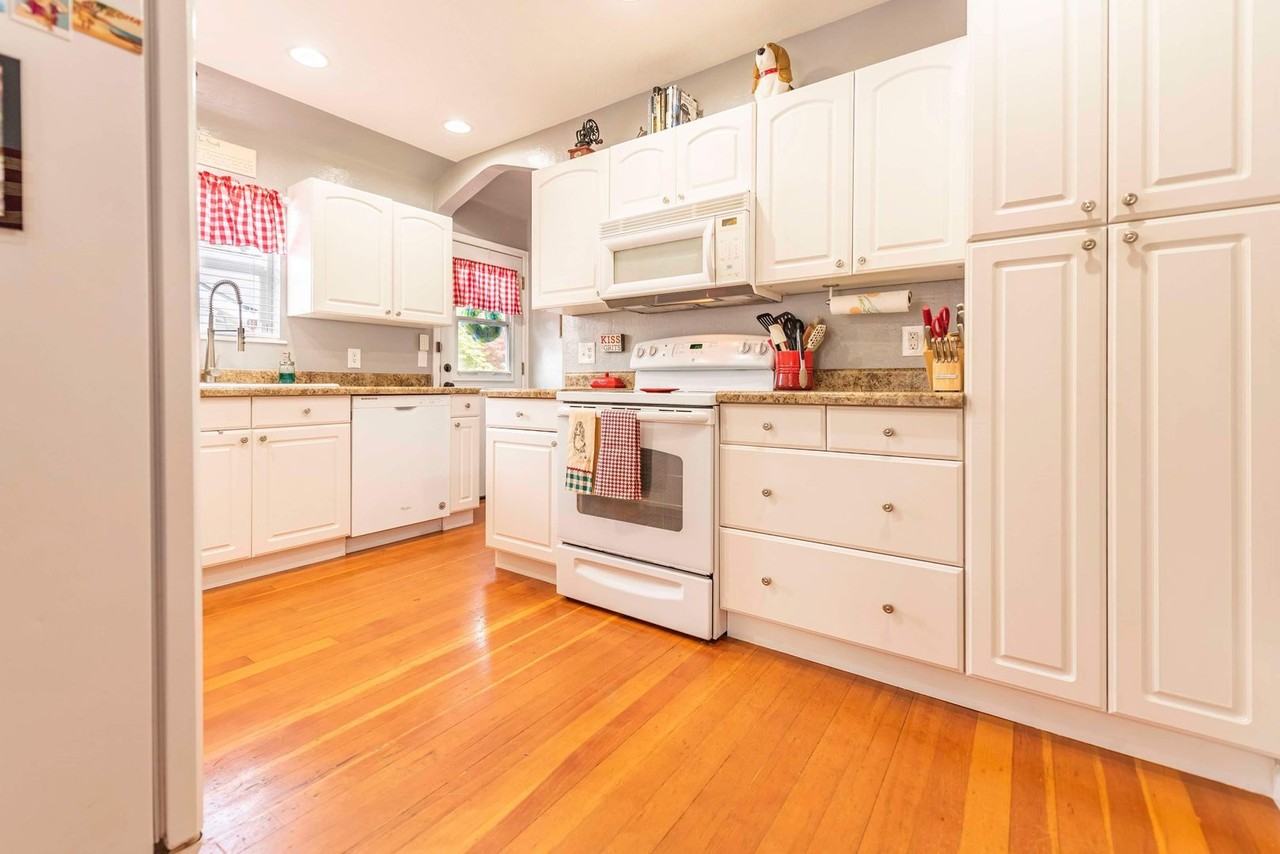 1138 Rainier Ave - Photo 5 of 16