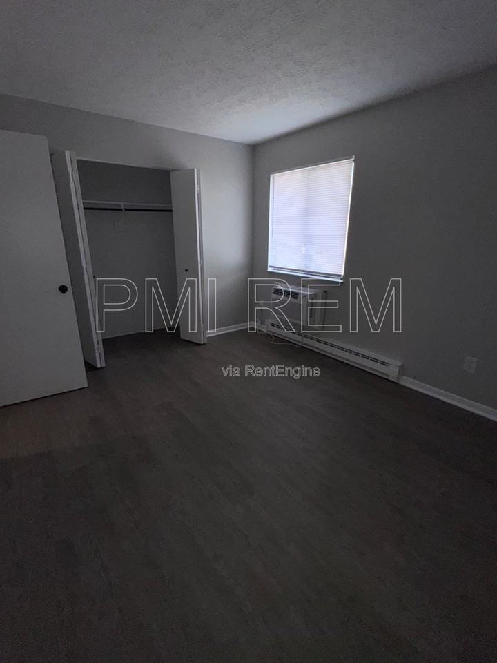 2046 W Market St - Photo 4 of 20