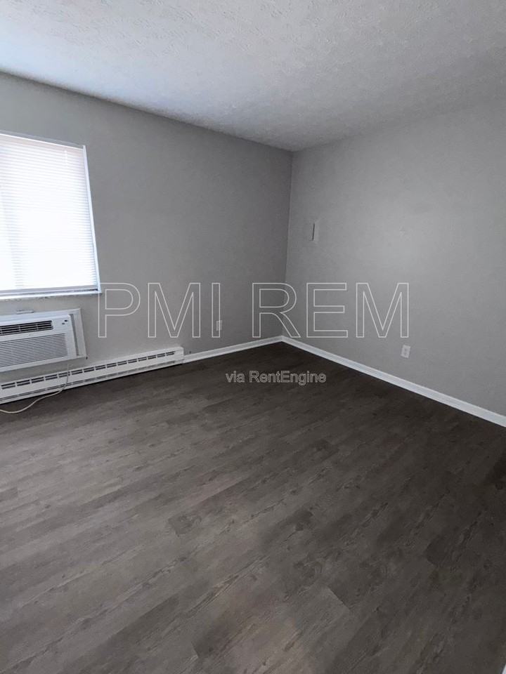 2046 W Market St - Photo 5 of 20