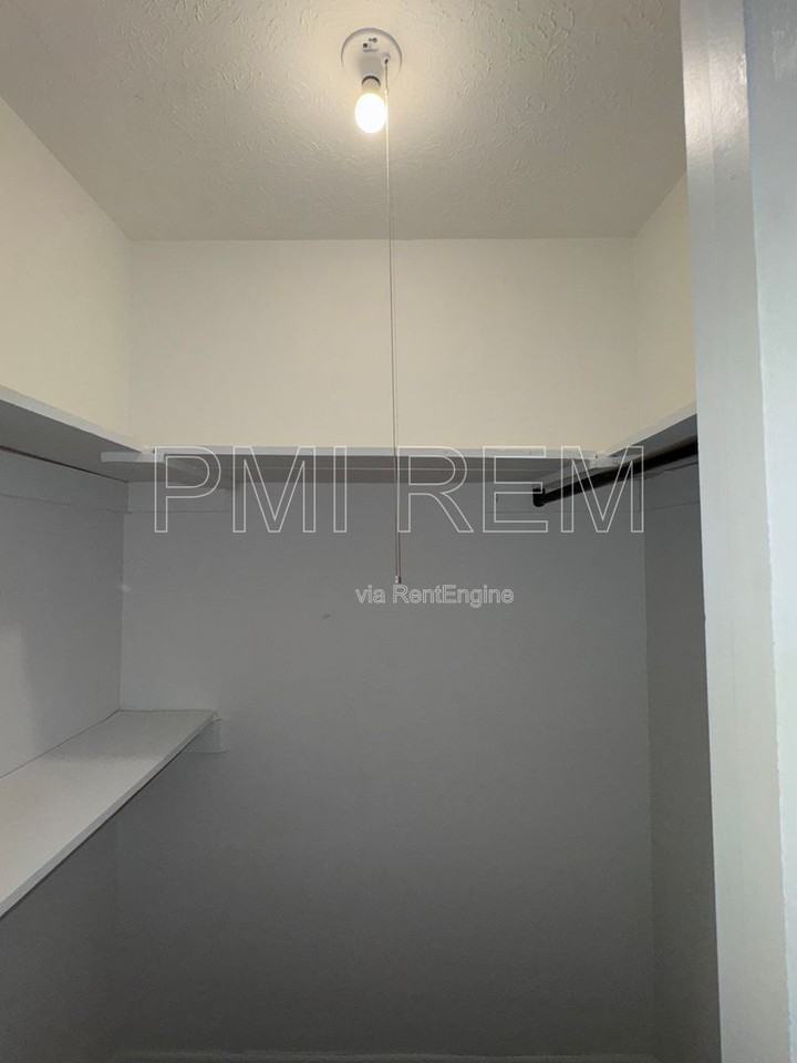 2046 W Market St - Photo 6 of 20