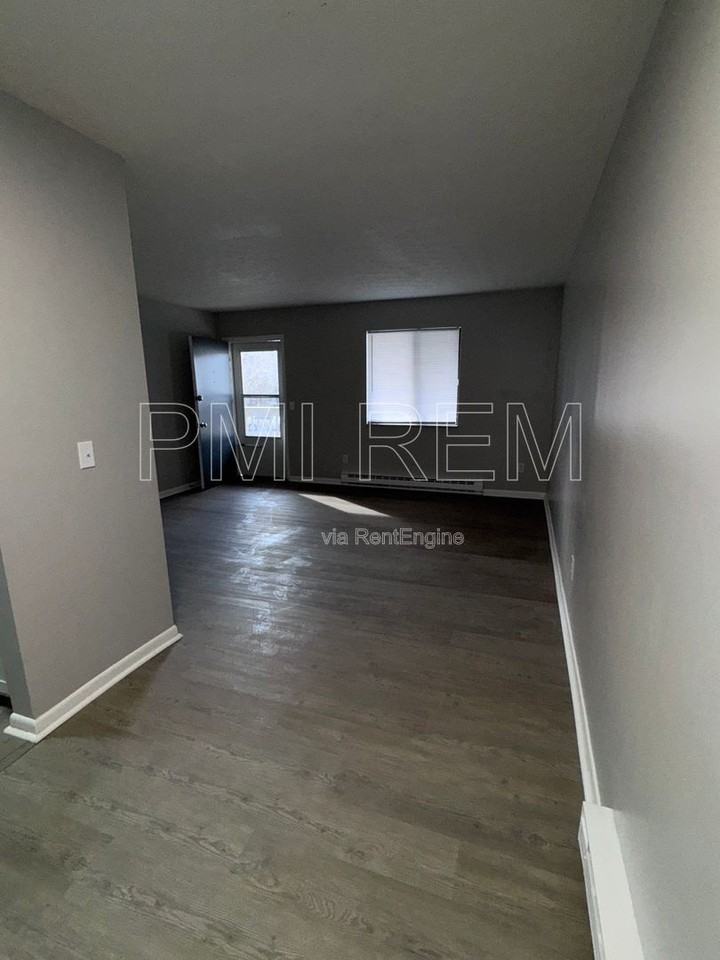 2046 W Market St - Photo 7 of 20