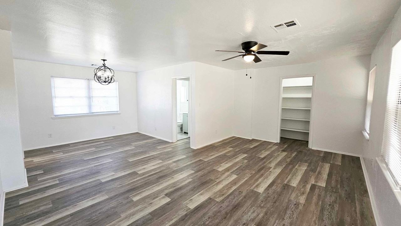 3633 Se 27th St - Photo 3 of 22