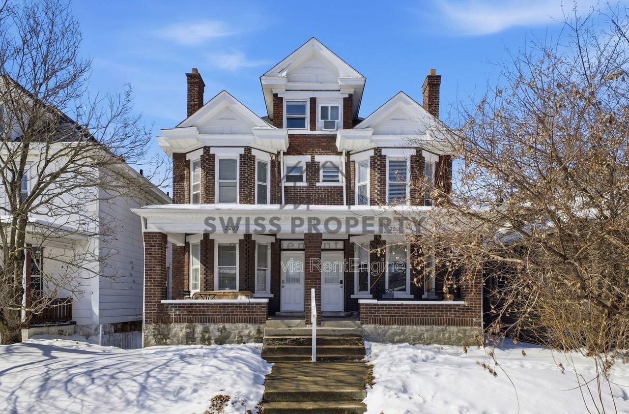 2211 Summit St - Photo 2 of 27