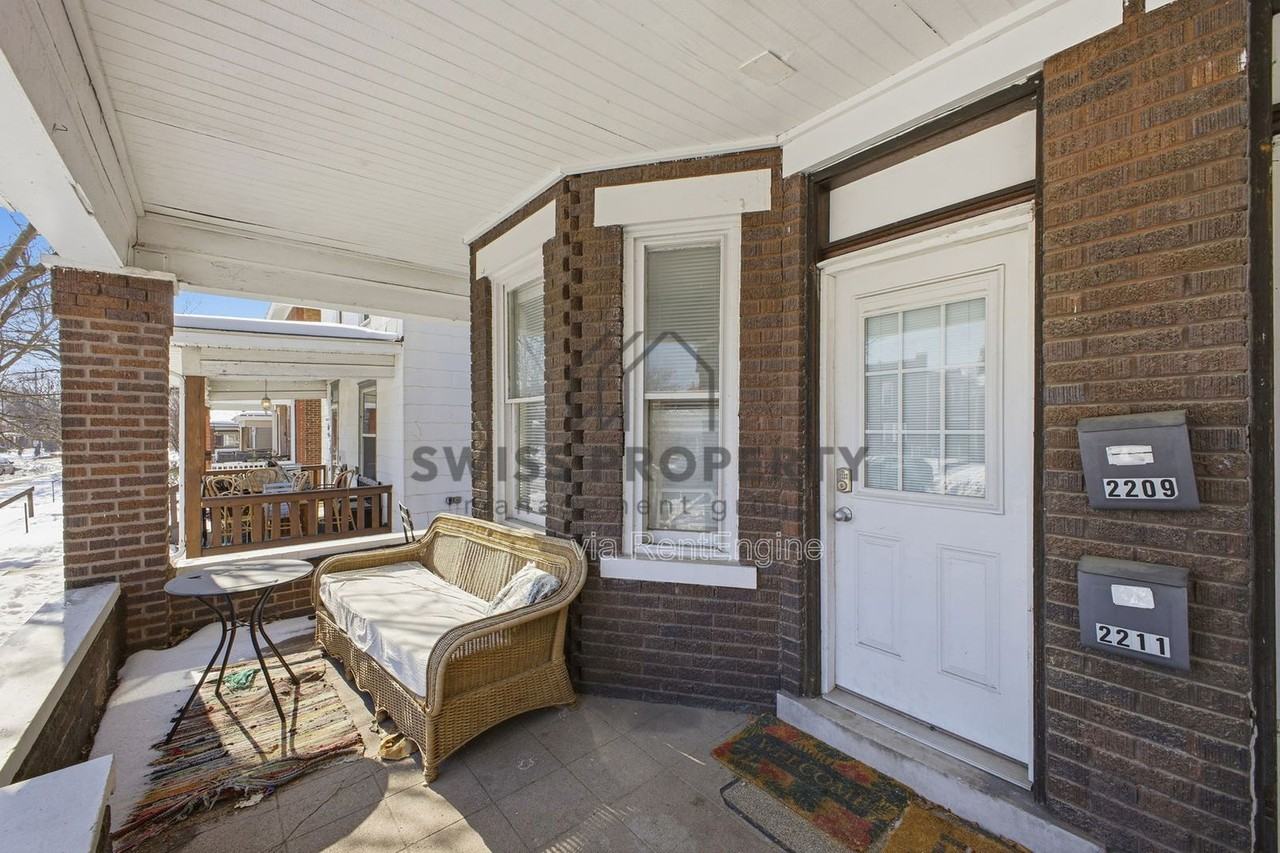2211 Summit St - Photo 4 of 27