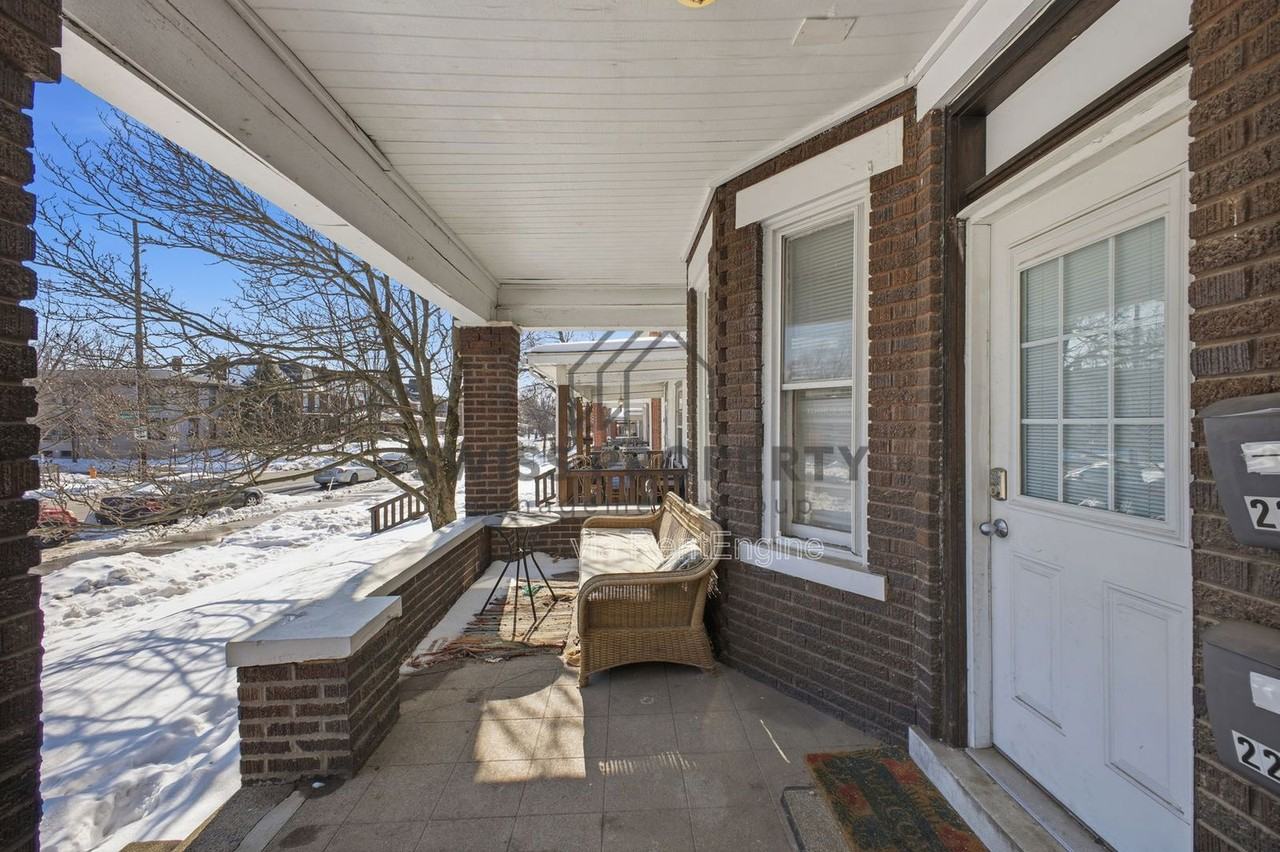 2211 Summit St - Photo 5 of 27