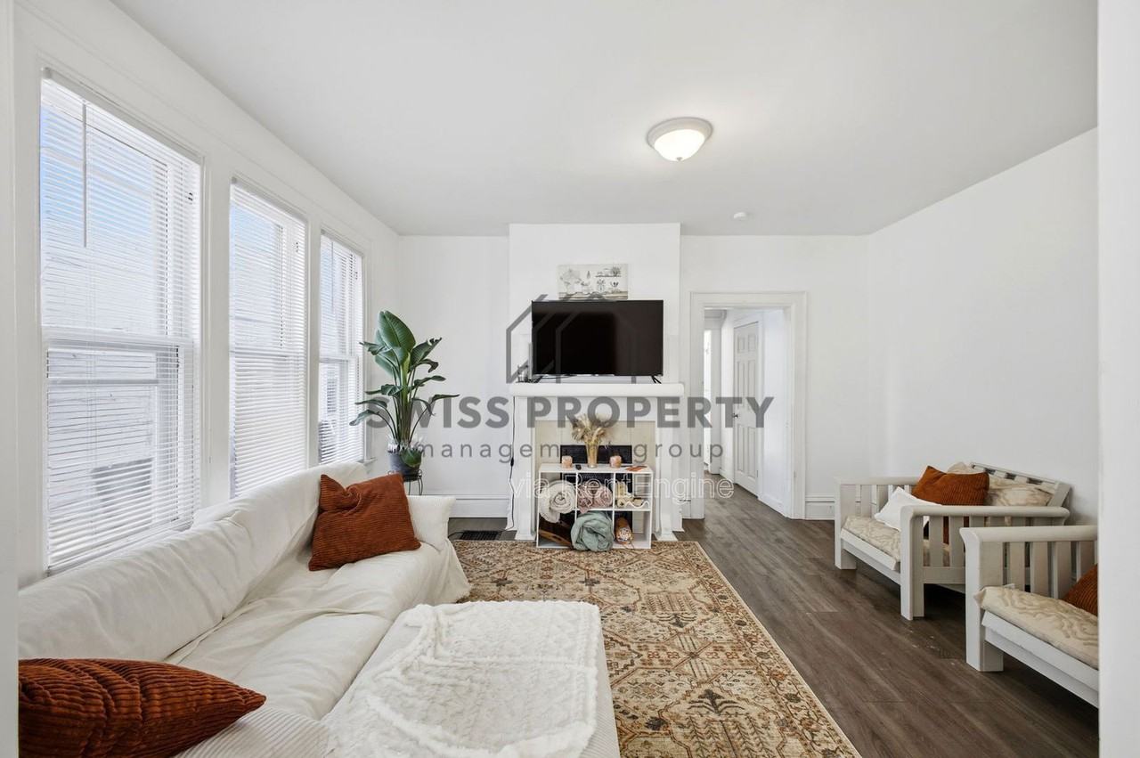 2211 Summit St - Photo 6 of 27