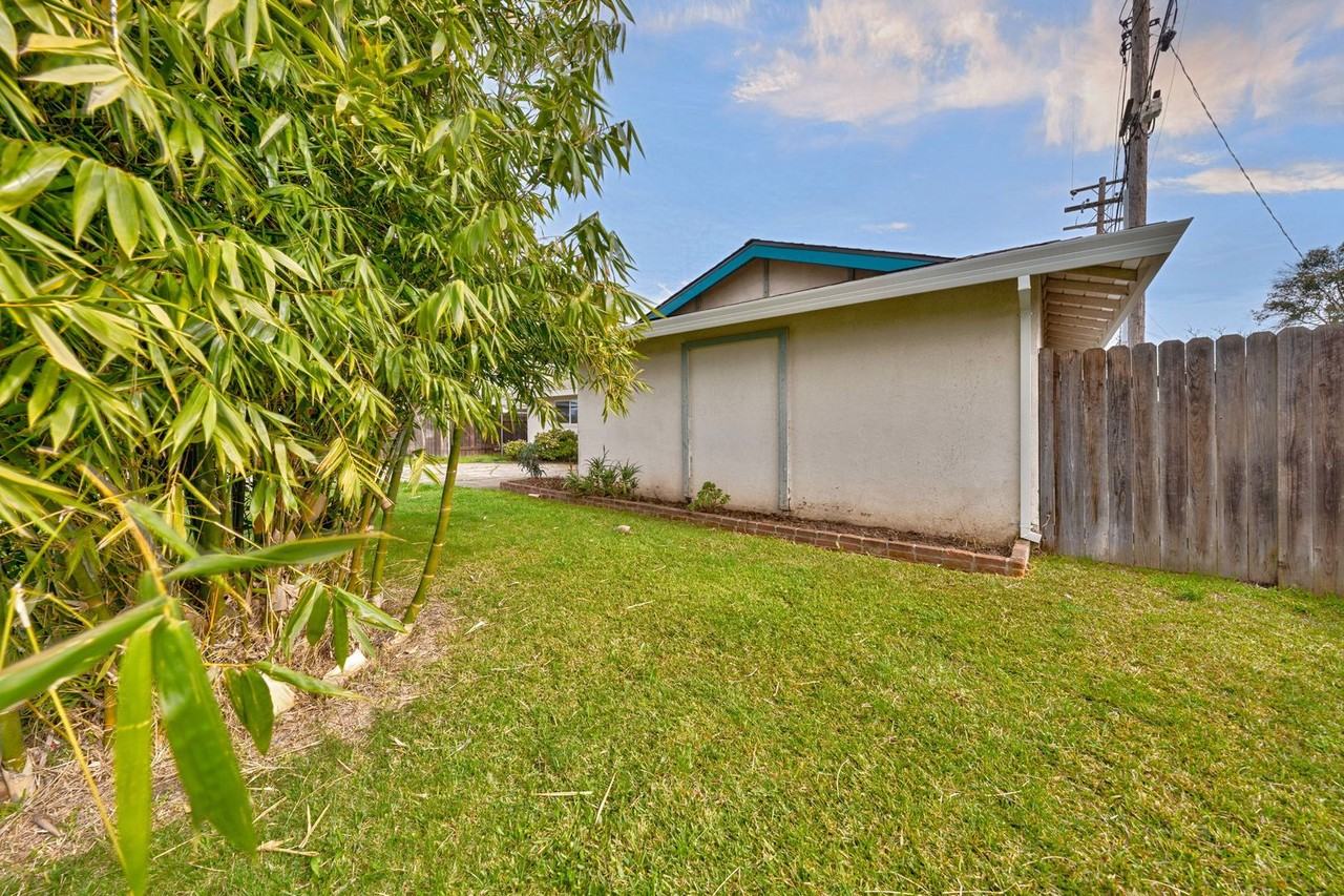 2590 Cheryl Way - Photo 3 of 31