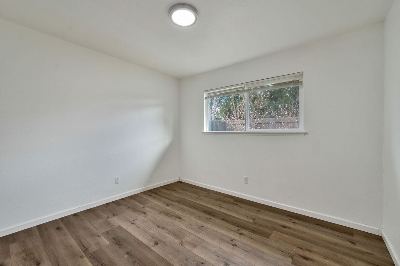 2590 Cheryl Way - Photo 5 of 31