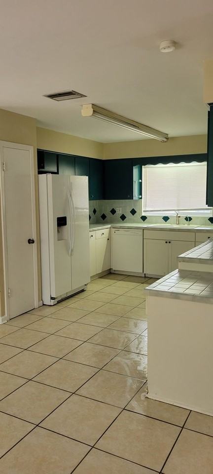 2201 Nw 36th Dr - Photo 2 of 34