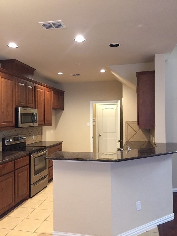 243 Sherburne St - Photo 2 of 6