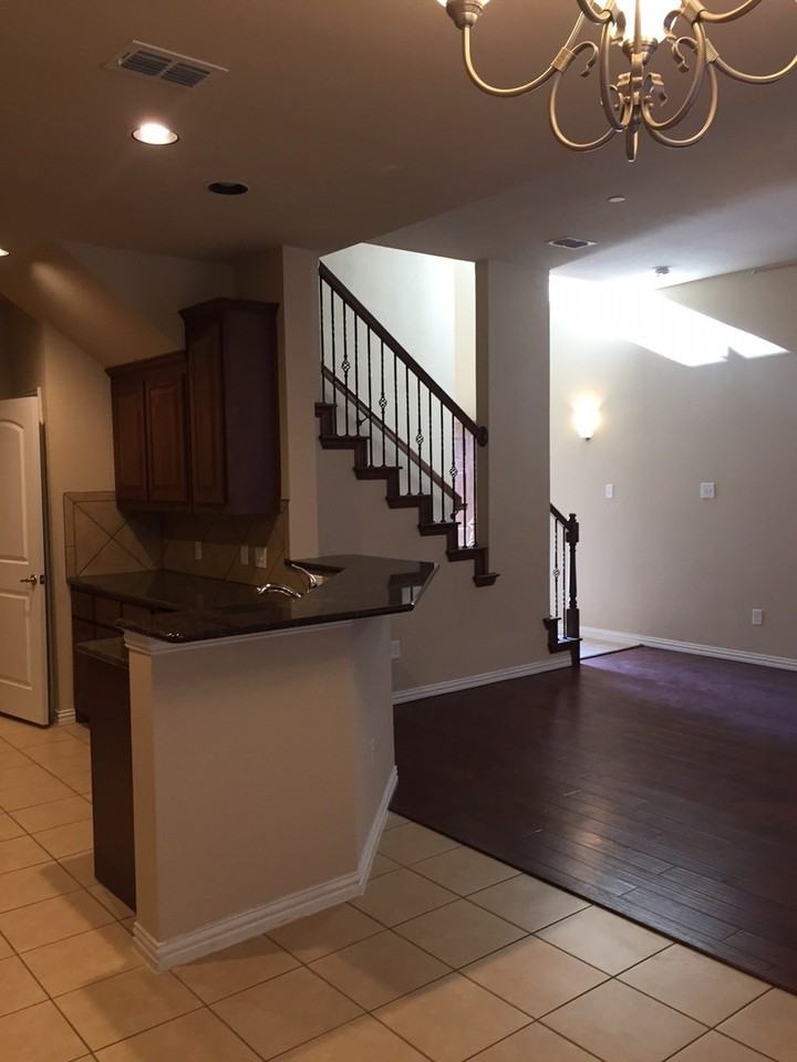 243 Sherburne St - Photo 3 of 6