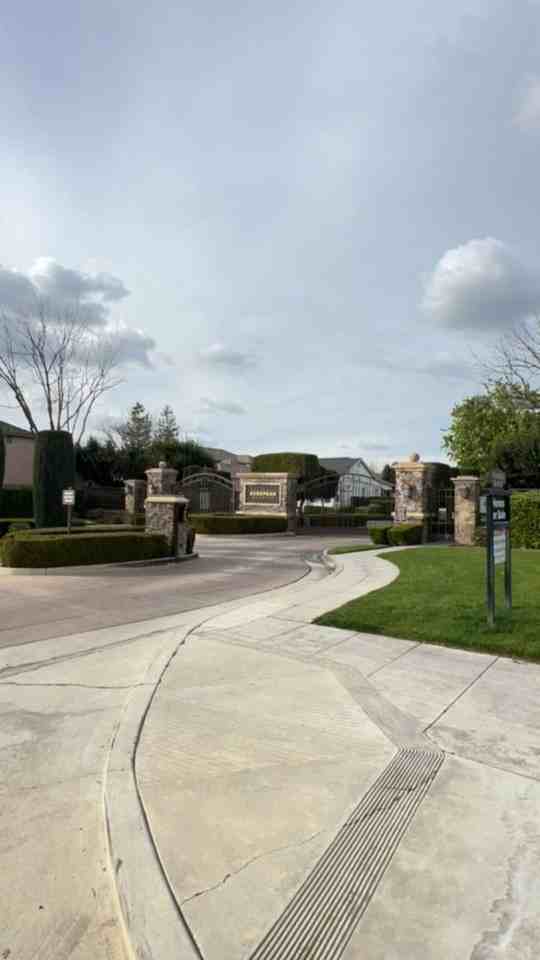 714 W Riviera Ln - Photo 4 of 31