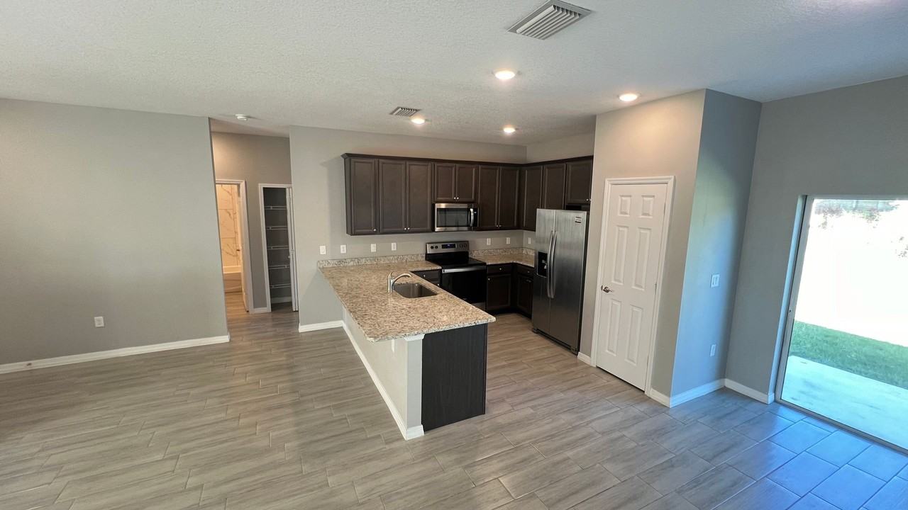 674 Toni St Sw - Photo 5 of 31