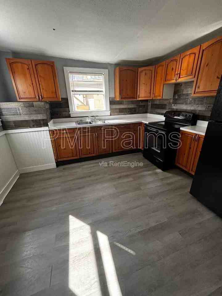 2320 W Walnut St - Photo 2 of 9