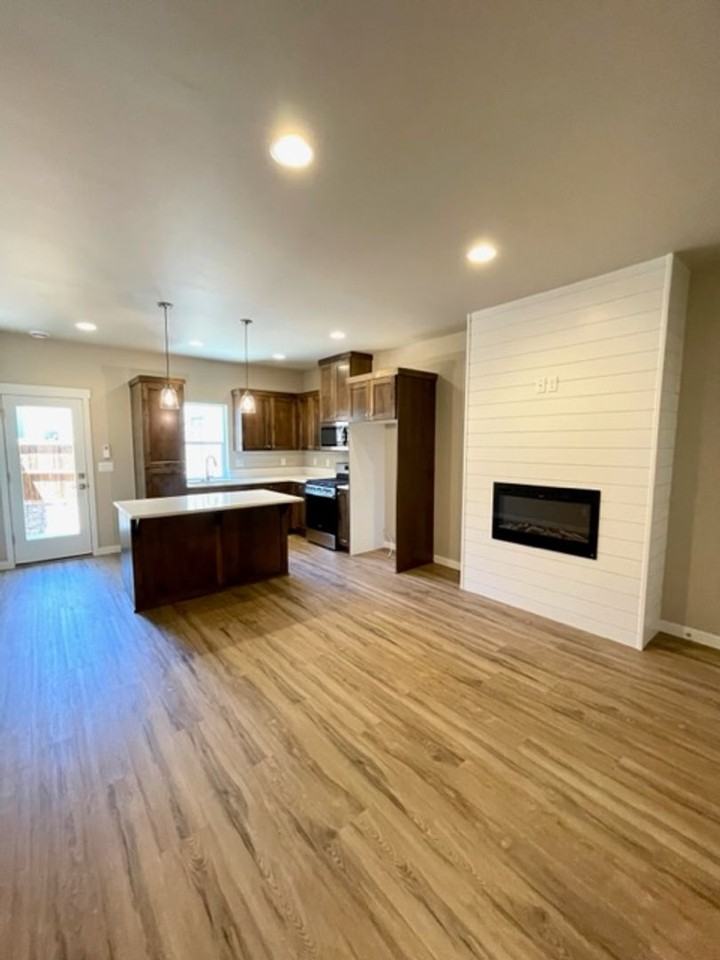 Jennifer Triplex - 61525-JENN-00 - Photo 3 of 33