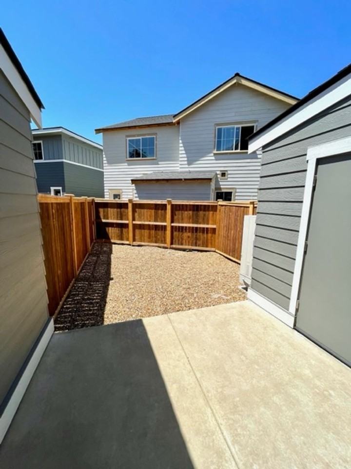 Jennifer Triplex - 61525-JENN-00 - Photo 7 of 33