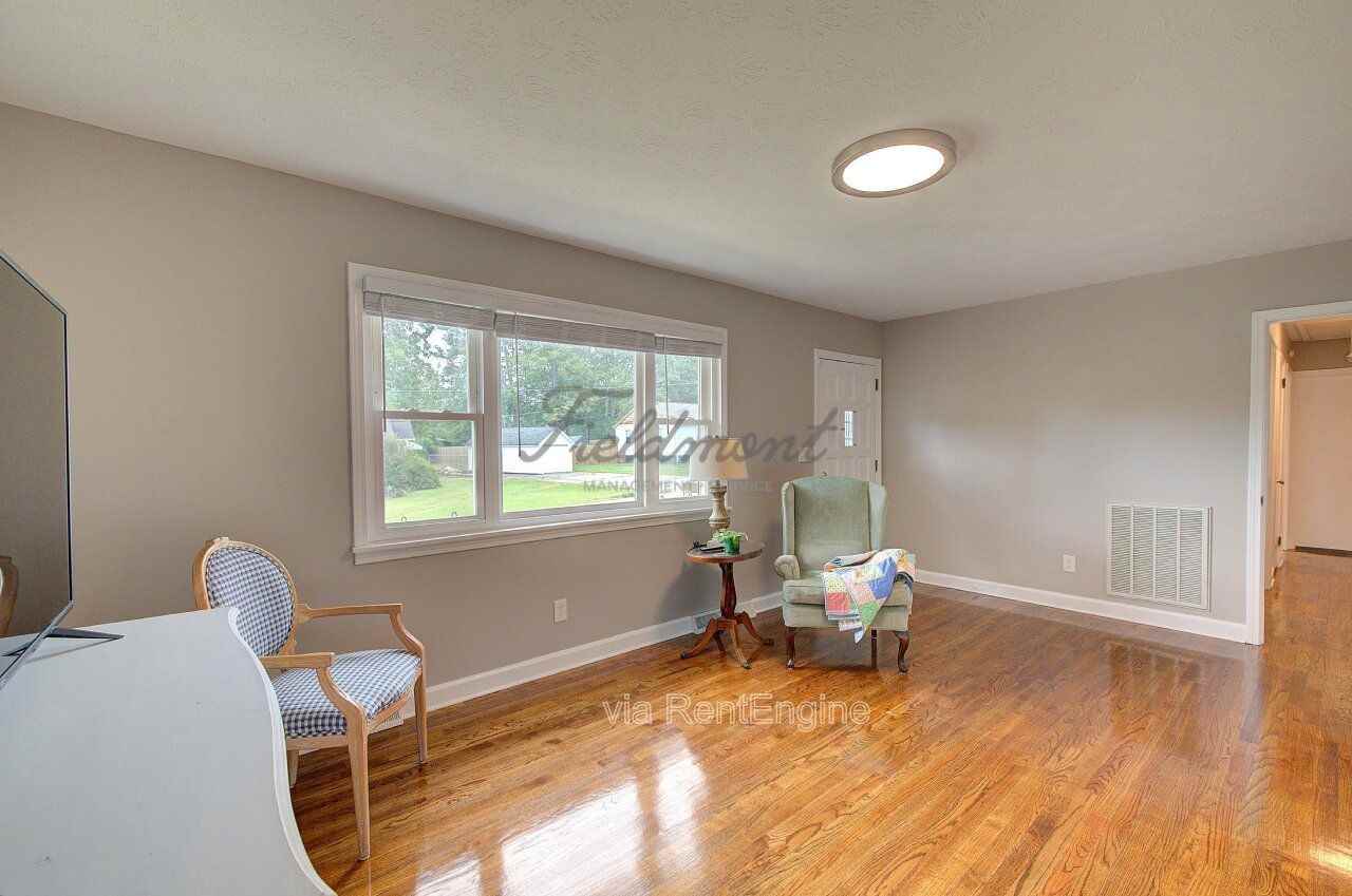 301 Bannister St - Photo 4 of 28