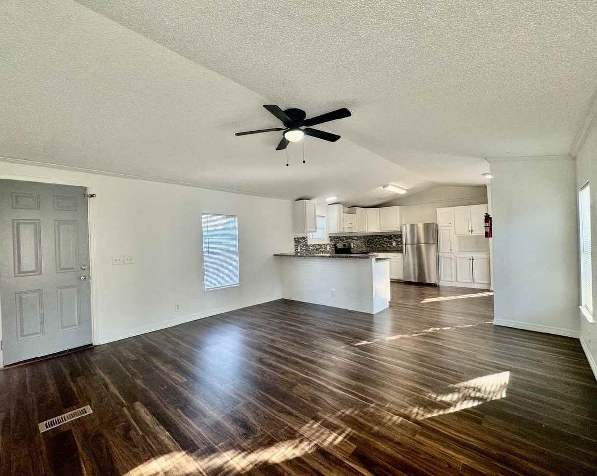 1007 Spooner St - Photo 3 of 19