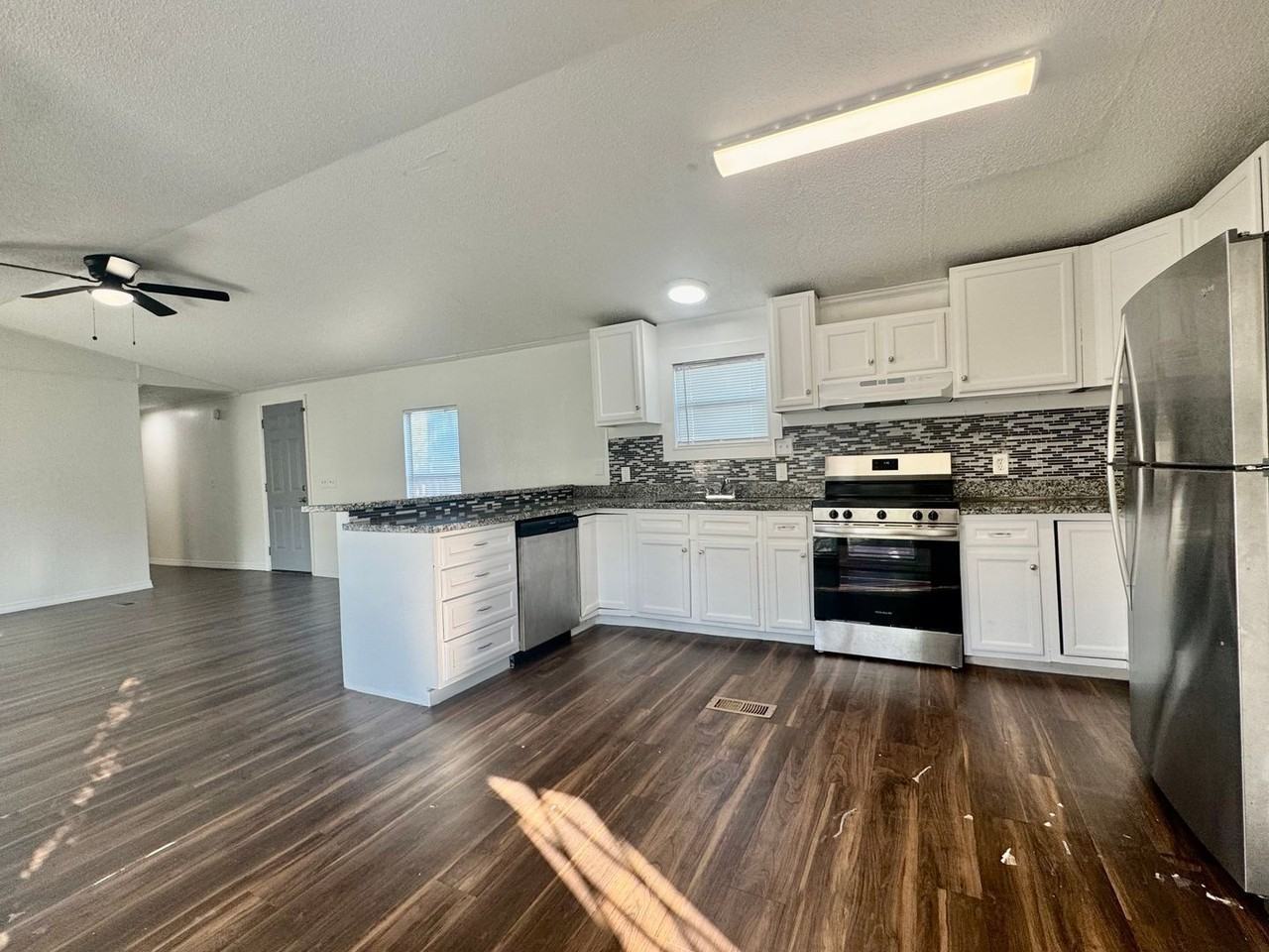 1007 Spooner St - Photo 5 of 19