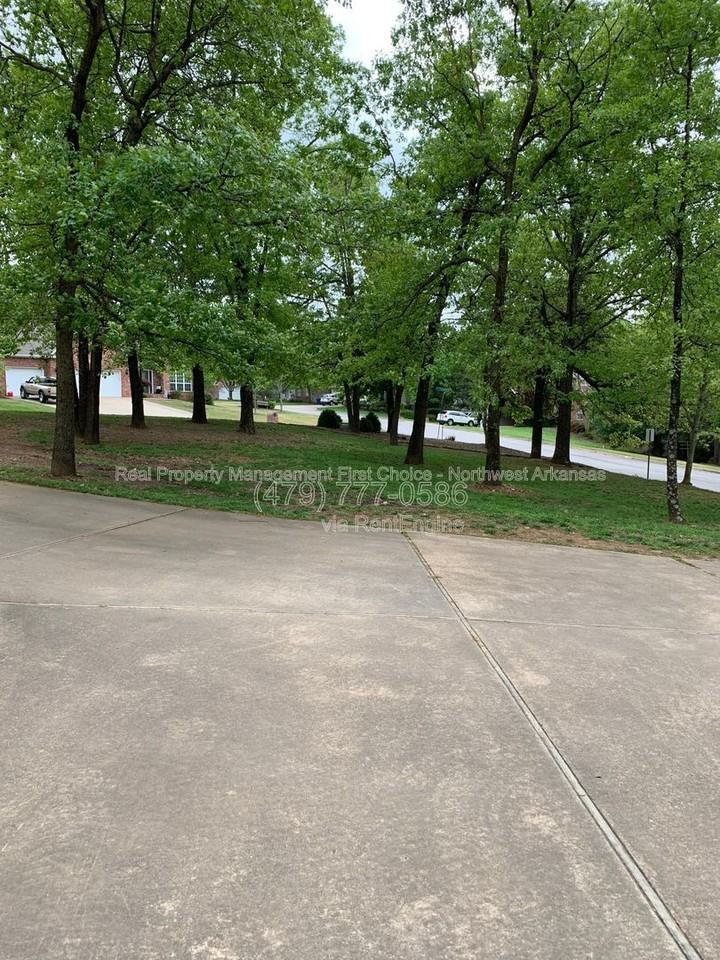 300 Genesis Dr - Photo 5 of 47