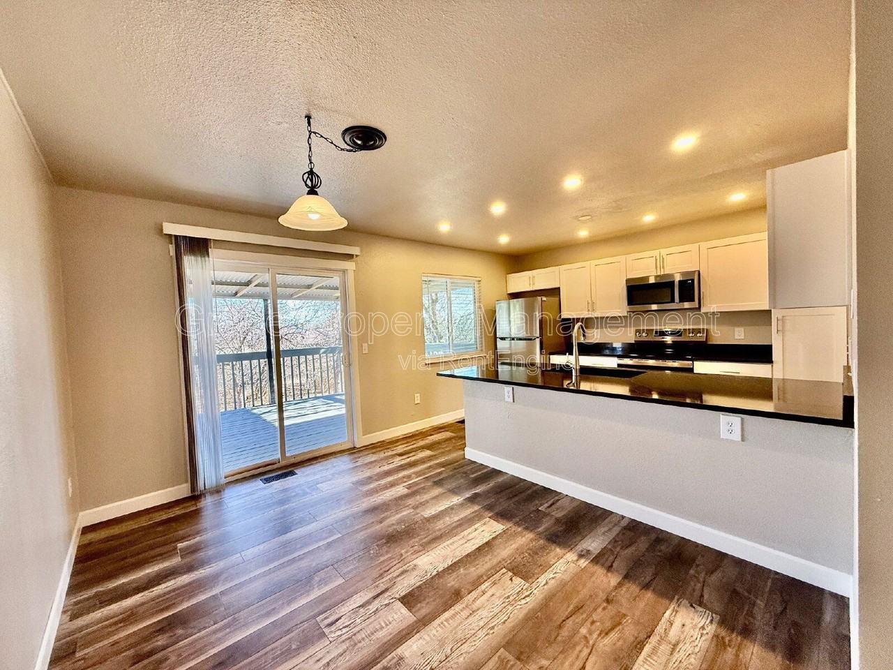 10010 Bryant Ct - Photo 4 of 27