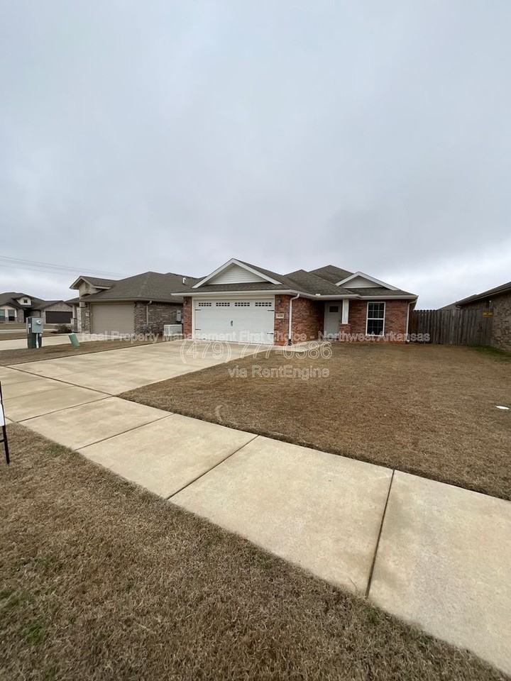 6110 Nw Mcclellen St - Photo 3 of 24